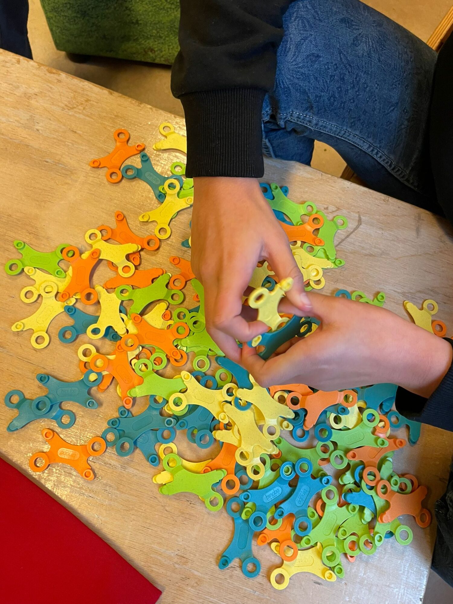 Kinderen aan het werk met bouwmateriaal in de klas