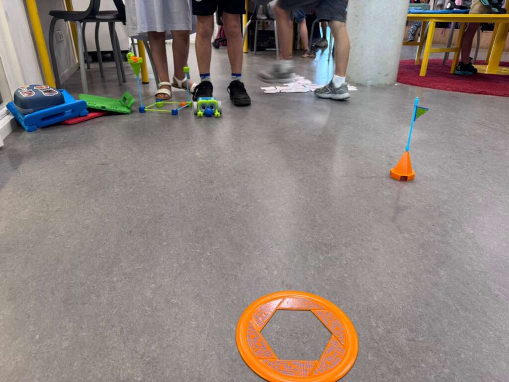 Techniek en digitale geletterdheid: leerlingen programmeren een robot om een parcours af te leggen