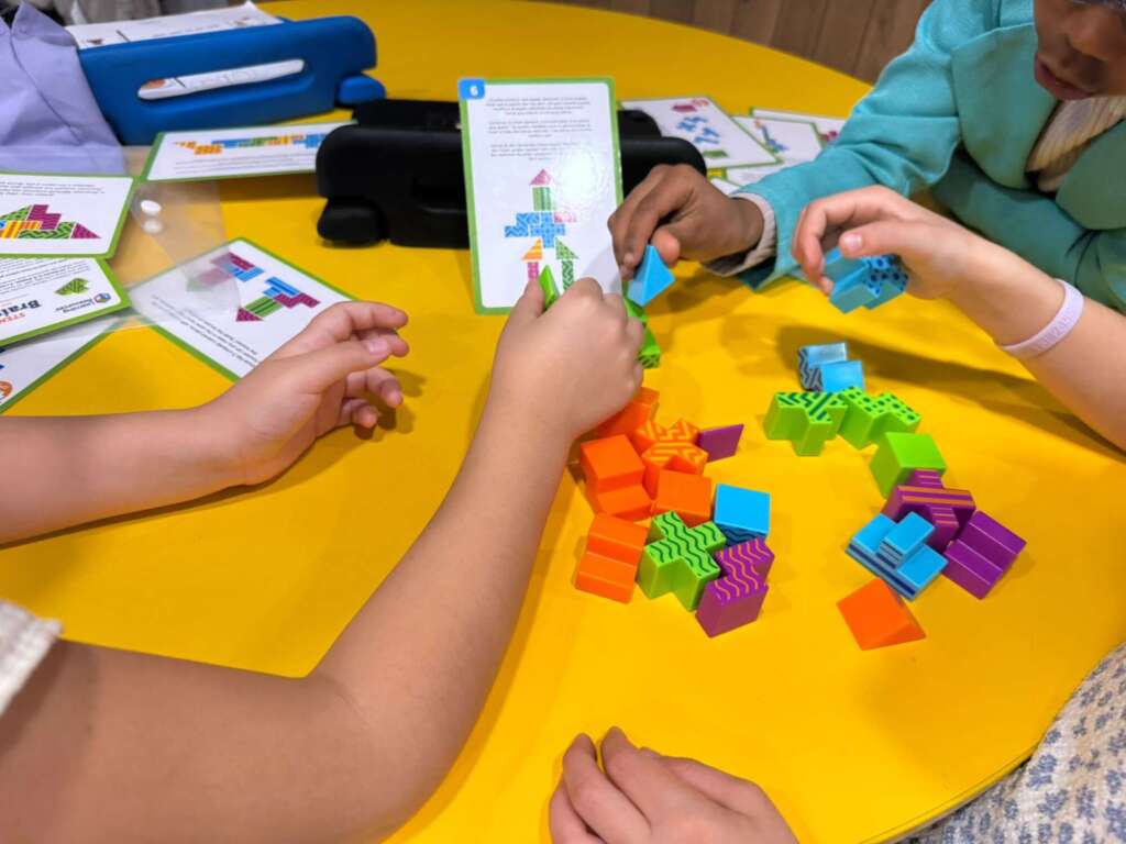 Techniekles in groep 3 en 4: kinderen bouwen met gekleurde bouwblokken een figuur na van een opdrachtkaart