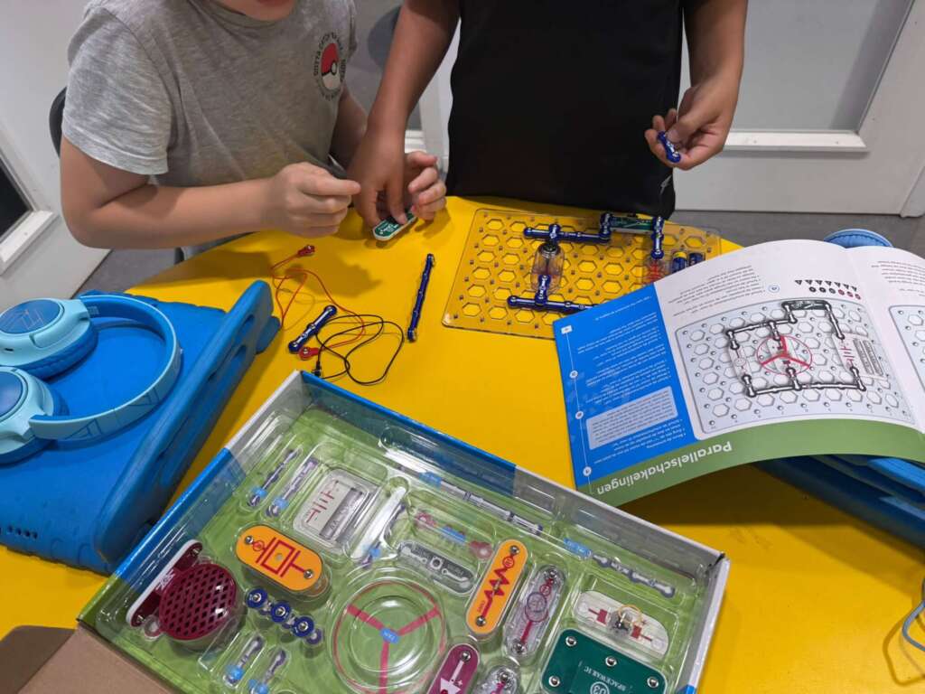 Zo werkt Techniek voor de Klas: leerlingen bouwen samen een parallelschakeling met een elektronicaset